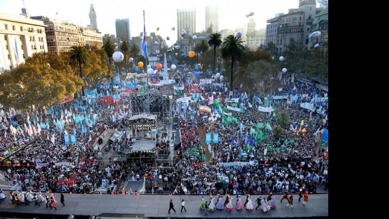 Multitudinaria marcha y acto en la Plaza de Mayo, por “el 25”