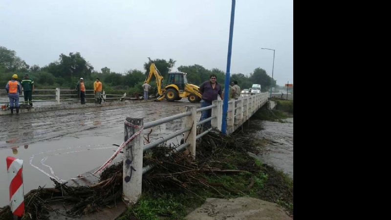 Medio centenar de vecinos cortan ruta 64