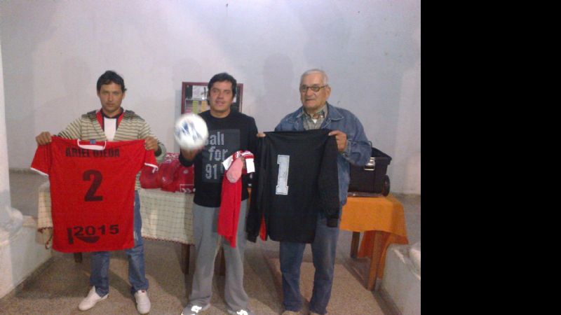 Entrega de indumentaria para Independiente de El Alto