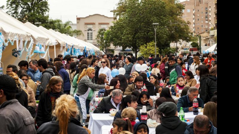 Impresionante Fiesta del Locro en la Plaza 25 de Mayo