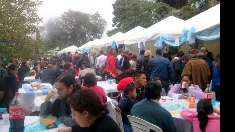 Impresionante Fiesta del Locro en la Plaza 25 de Mayo