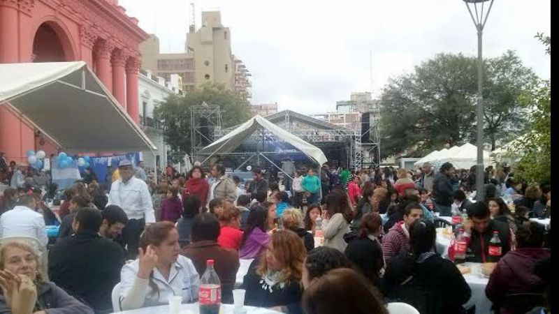 Impresionante Fiesta del Locro en la Plaza 25 de Mayo