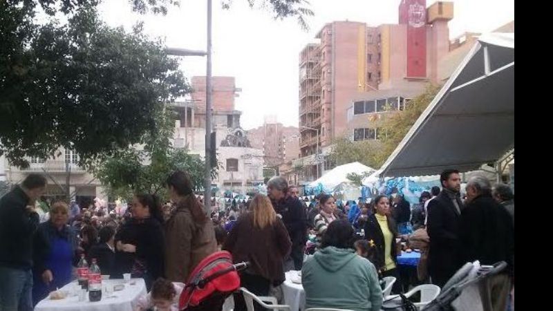 Impresionante Fiesta del Locro en la Plaza 25 de Mayo