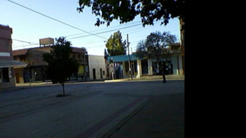 Plaza desierta y fecha patria desapercibida