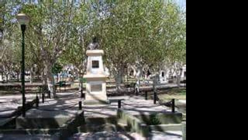 Plaza desierta y fecha patria desapercibida