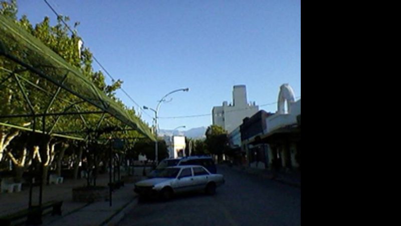 Plaza desierta y fecha patria desapercibida
