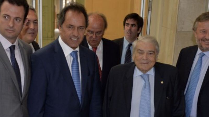 Scioli, en reunión con la UIA, se diferenció de Macri