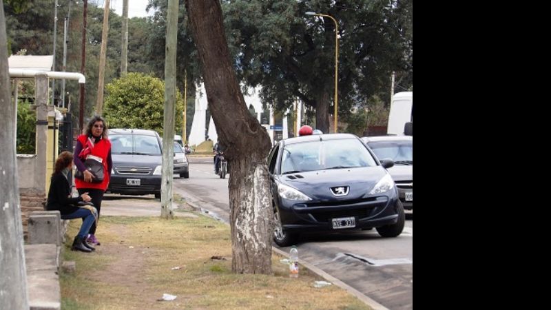 Pánico de mujeres por humo en su auto