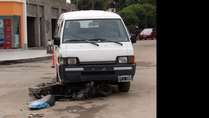 Moto terminó incrustada en un transporte escolar