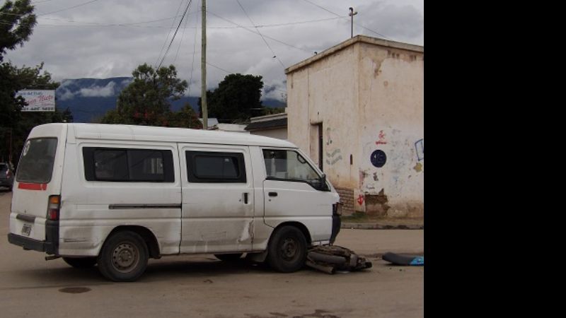 Moto terminó incrustada en un transporte escolar
