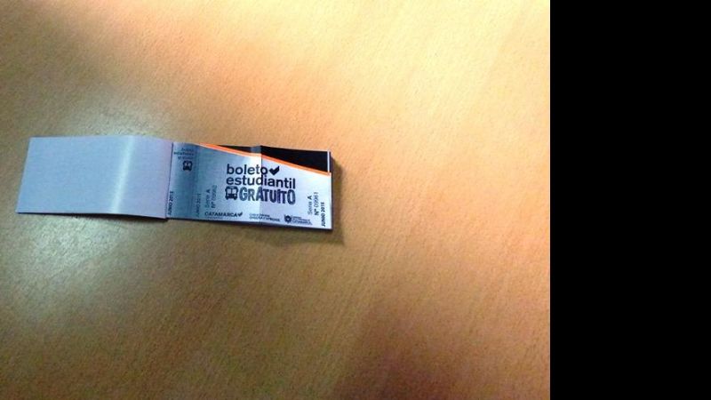 Boleto gratuito: comenzó la entrega de chequeras en las escuelas