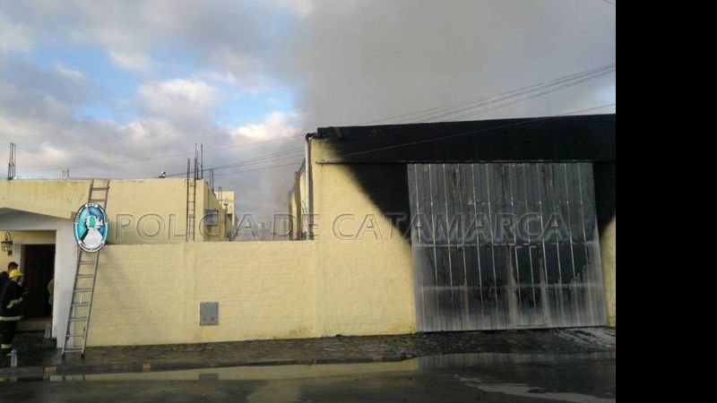 Cuantiosos daños en un incendio en una ferretería