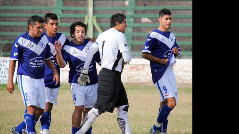 Goleadas de Ferrocarriles y Vélez en la Capital