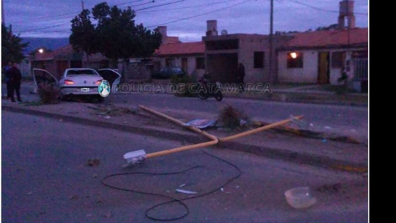 Impactó contra un poste del alumbrado público
