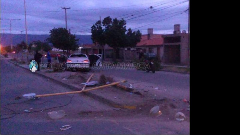 Impactó contra un poste del alumbrado público