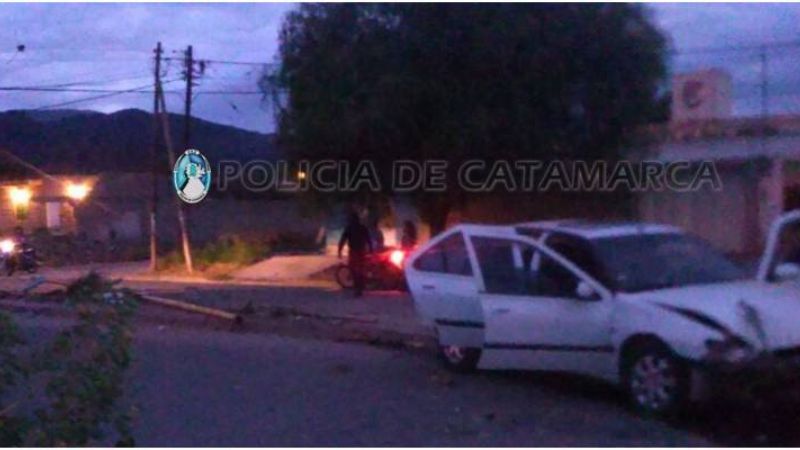 Impactó contra un poste del alumbrado público