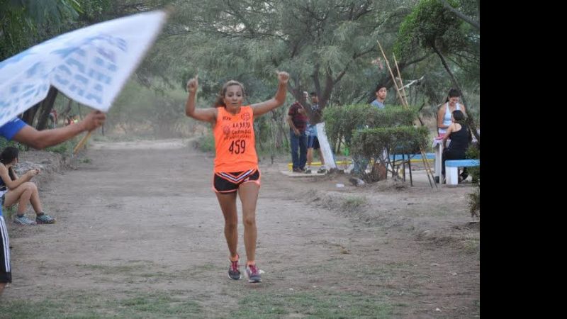 Exequiel Villagra y Mónica Giménez en la pista y campo