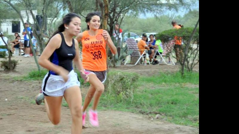 Exequiel Villagra y Mónica Giménez en la pista y campo