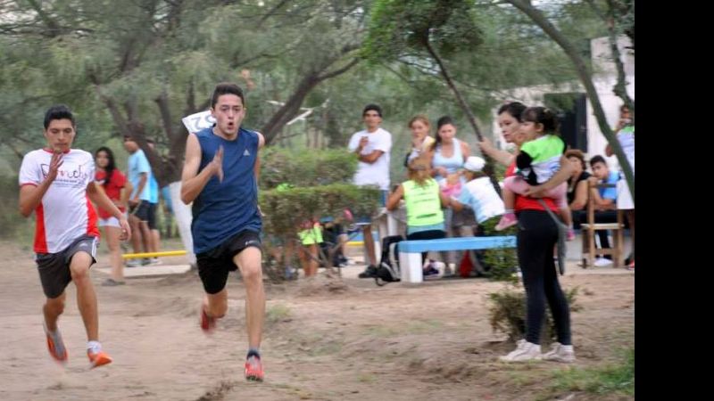 Exequiel Villagra y Mónica Giménez en la pista y campo