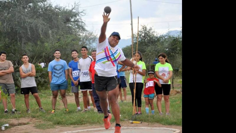 Exequiel Villagra y Mónica Giménez en la pista y campo