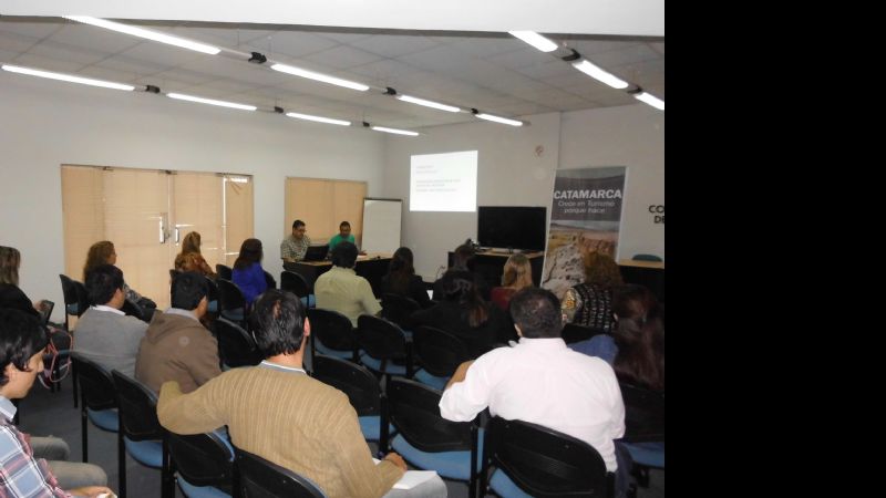 Turismo se reunió con municipios y empresas que participarán del Poncho 2015