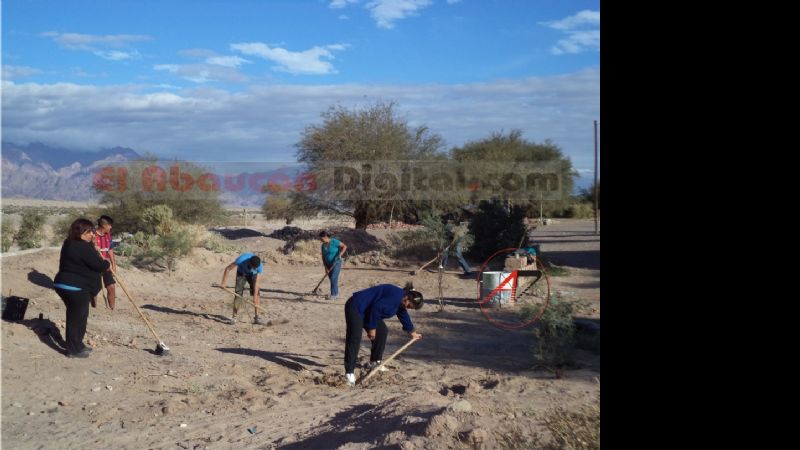 Vecinos se unen para construir un salón comunitario