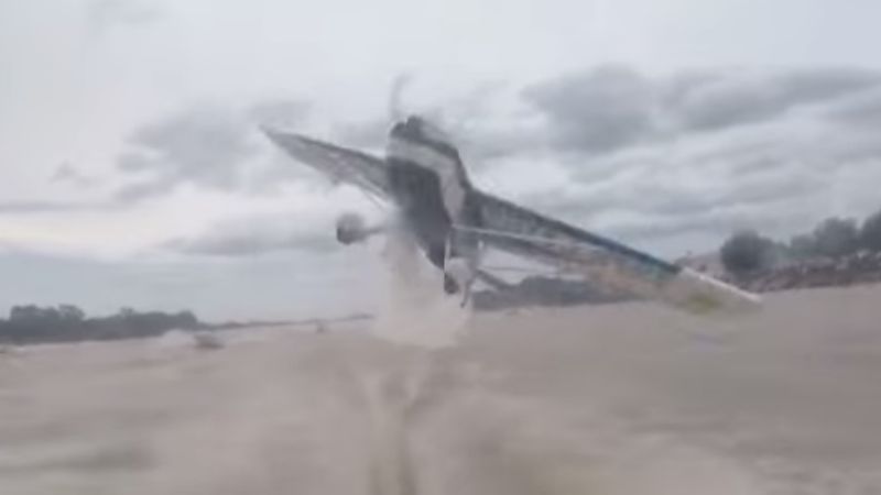 Pescadores se salvan de milagro de ser arrollados por... una avioneta