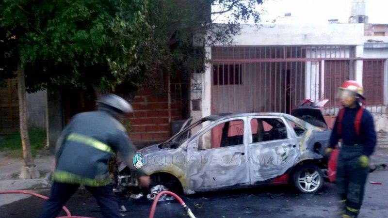 Se le incendió el auto cuando llevaba a sus hijos a la escuela