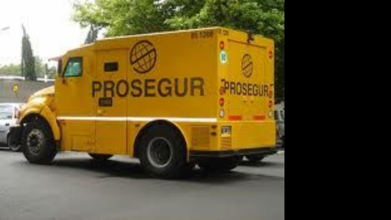 Un camión de caudales quedó varado en Ambato