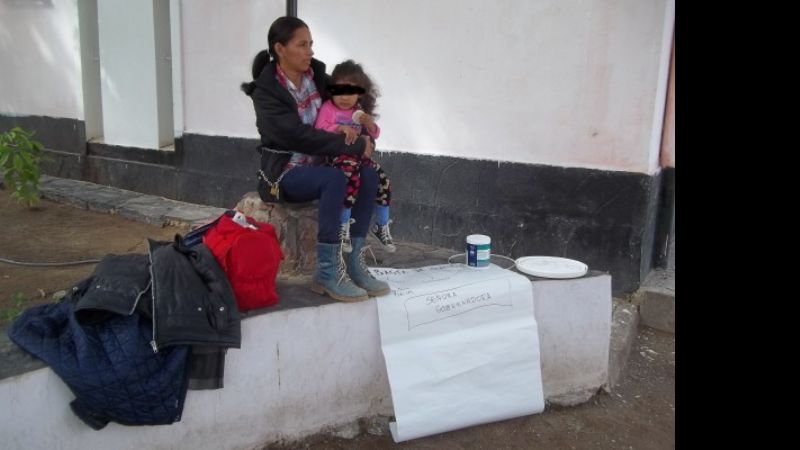 Mujer con 5 hijos se encadenó en Recreo, en reclamo de una vivenda