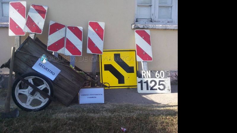 Aprehenden a dos sujetos por robar carteles de señalización vial en Capayán