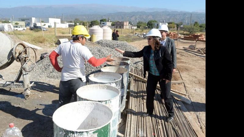 La Gobernadora recorrió escuelas en construcción