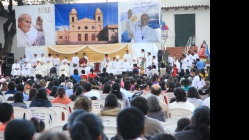 Andersch saluda al Obispo de la Prelatura de Cafayate