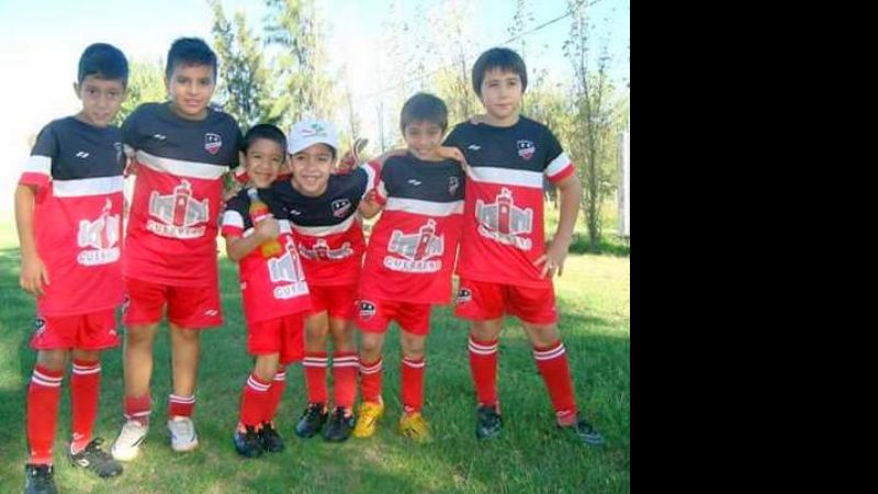 “La Banda” habilita cancha de césped sintético para sus pibes