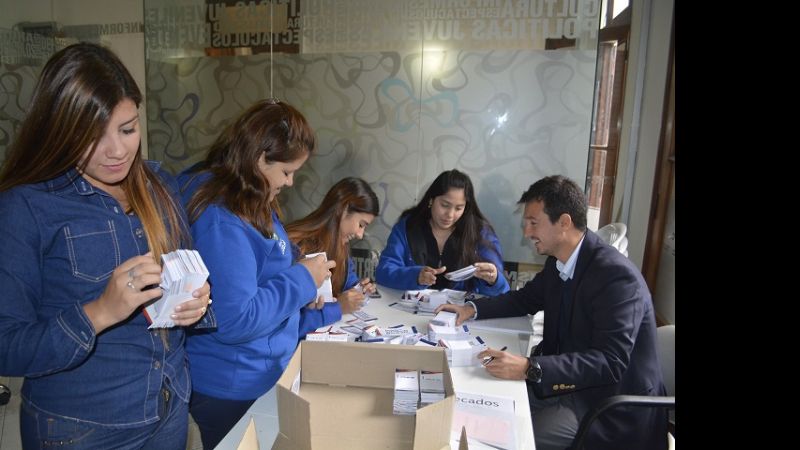 Entregaron chequeras a estudiantes