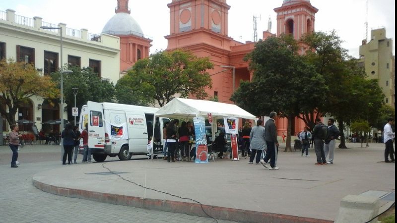 Colecta de sangre en la Plaza 25 de Mayo
