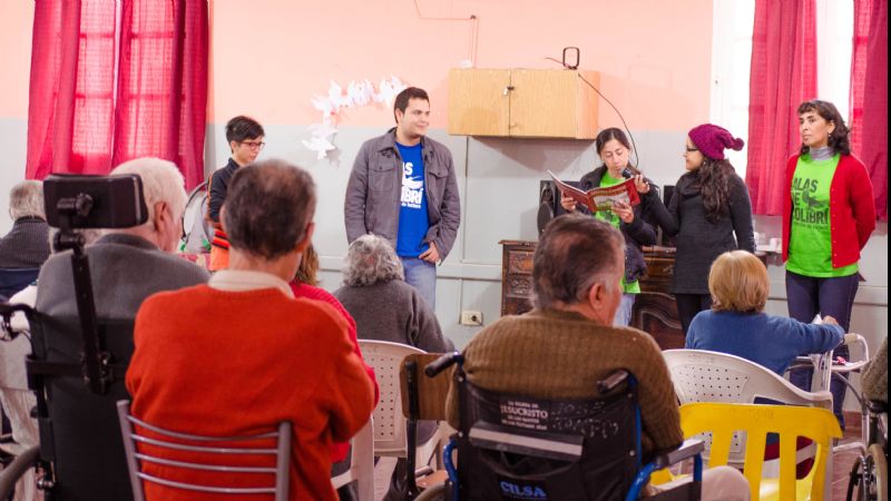 Alas de Colibrí llevó lecturas a los abuelos del Hogar de Ancianos