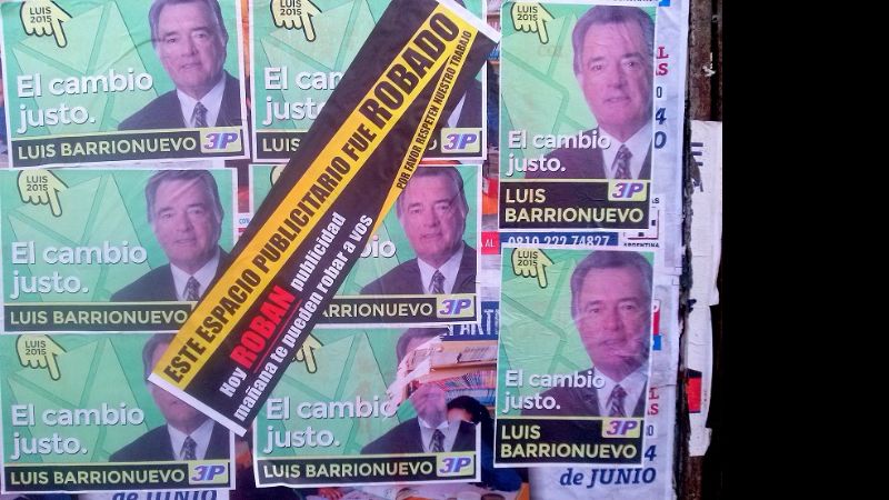 Escrache a Luis Barrionuevo por pegatina de afiches