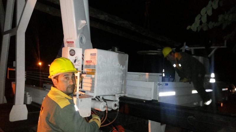 Camión arrastró 100 metros de cable y dejó sin luz a un barrio