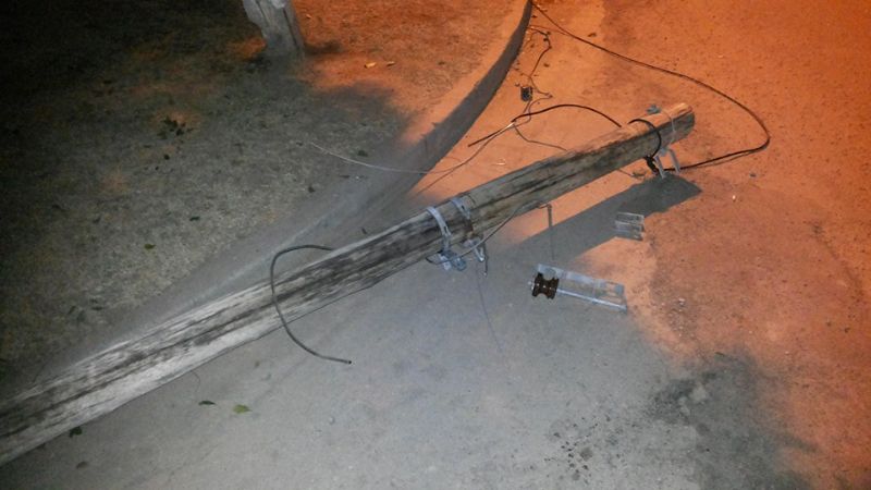 Camión arrastró 100 metros de cable y dejó sin luz a un barrio