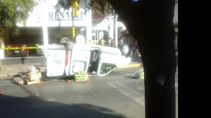 Volcó una camioneta en avenida Güemes y  Maipú