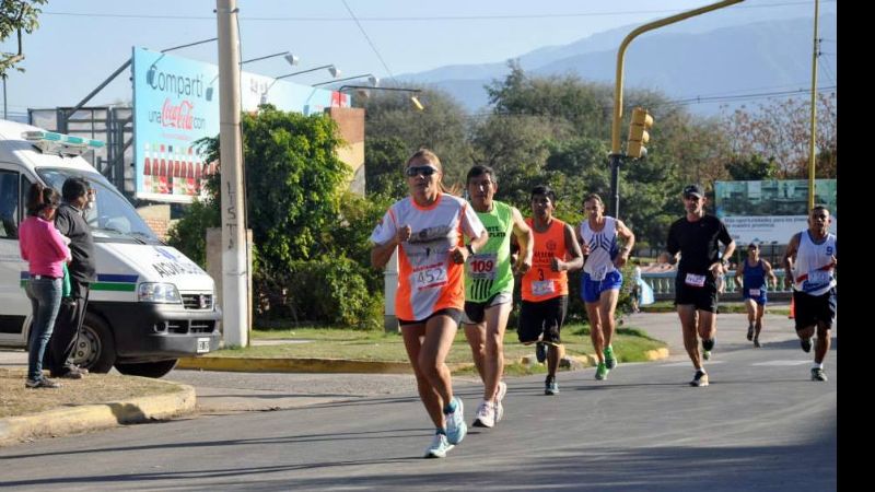 El Club Sarmiento festejó corriendo con la familia del atletismo