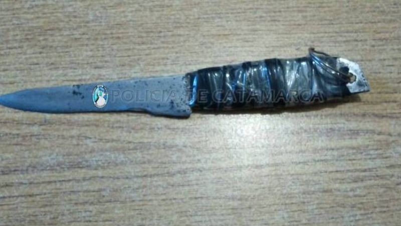 Arrestan a un joven y le secuestran un cuchillo