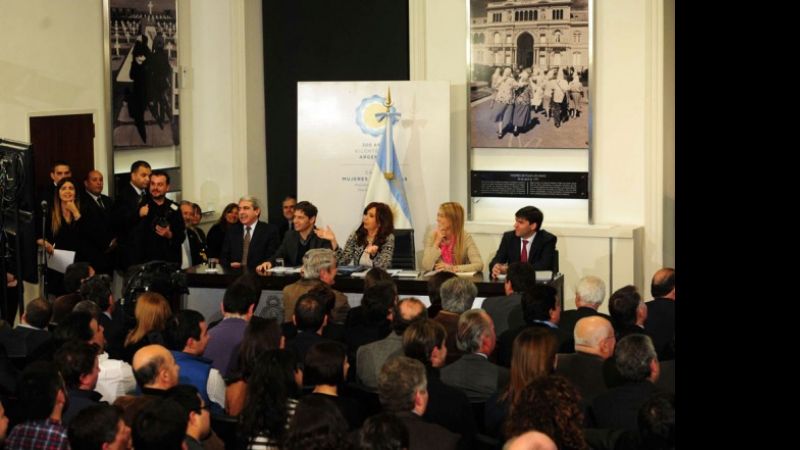 Cristina enviará ley para ajustar las asignaciones dos veces al año