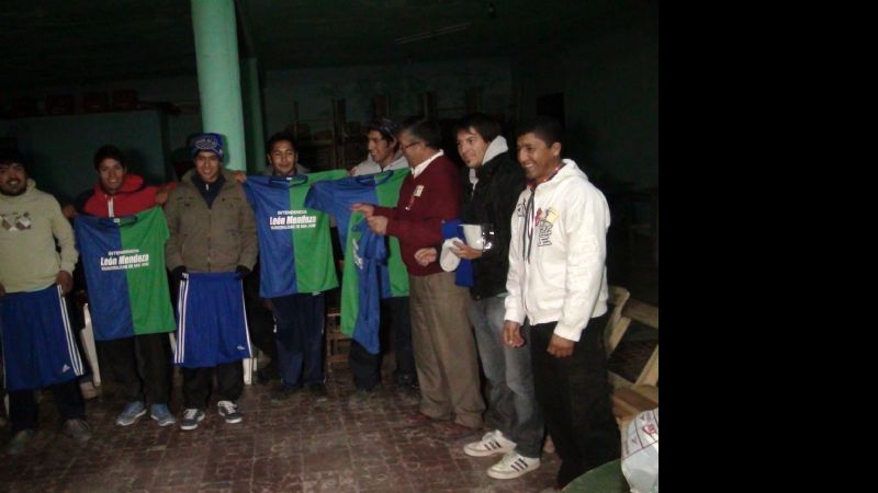 León Mendoza donó indumentaria a clubes de San José