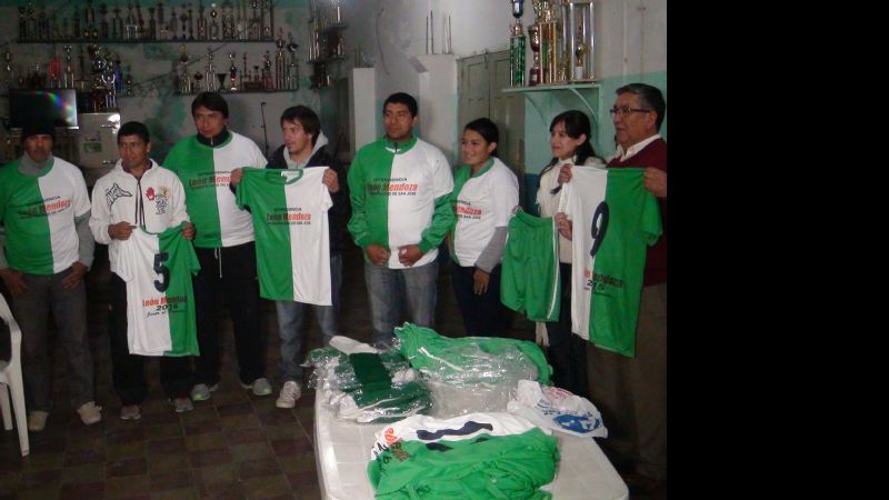 León Mendoza donó indumentaria a clubes de San José
