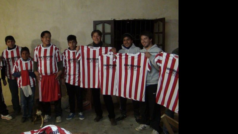 León Mendoza donó indumentaria a clubes de San José