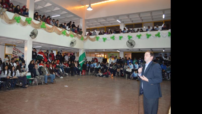 Mera lanzó las Brigadas Verdes en la Escuela José Cubas de Valle Viejo