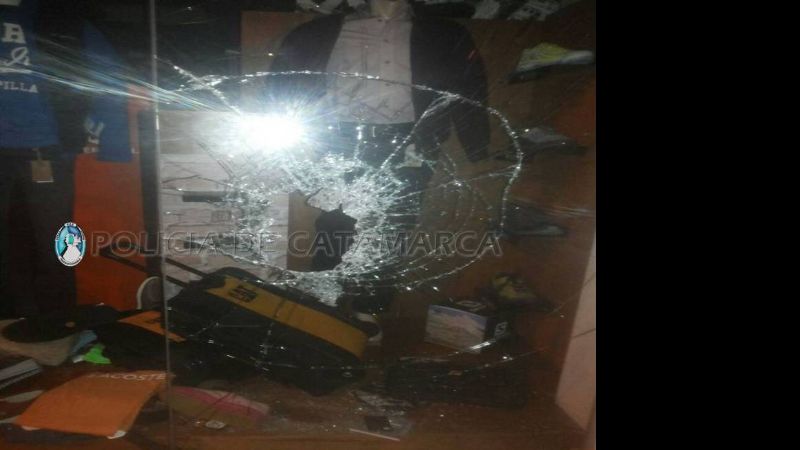 Rompió una vidriera para robar y fue detenido