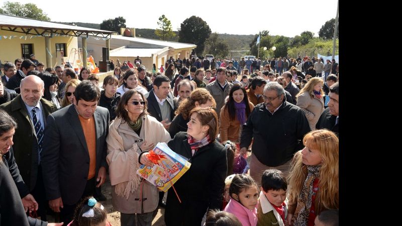 La Gobernadora inauguró edificio escolar en Guayamba
